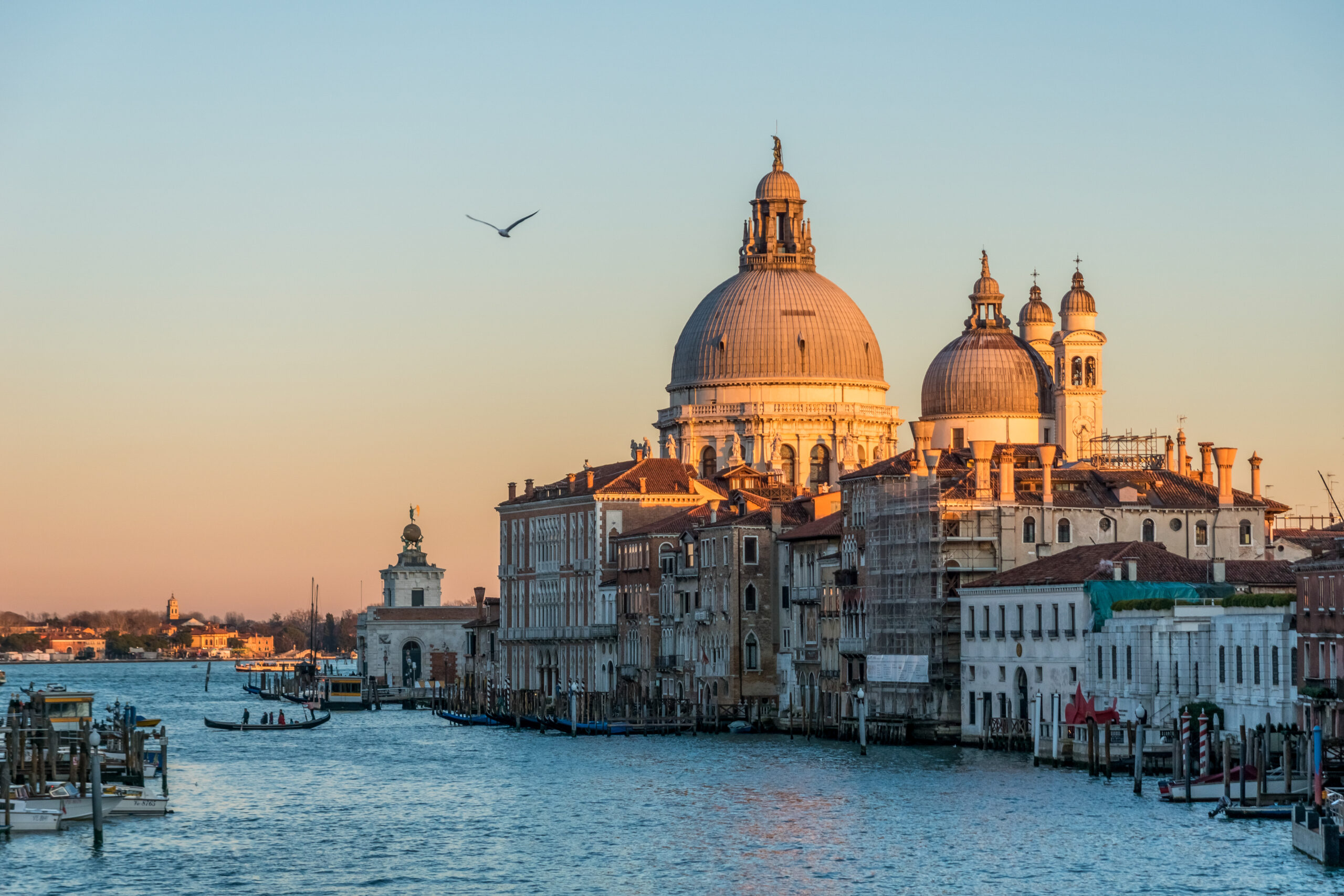 ΚΑΡΝΑΒΑΛΙ ΣΤΗΝ ΑΝΕΠΑΝΑΛΗΠΤΗ ΒΕΝΕΤΙΑ 5 ΗΜ. R1